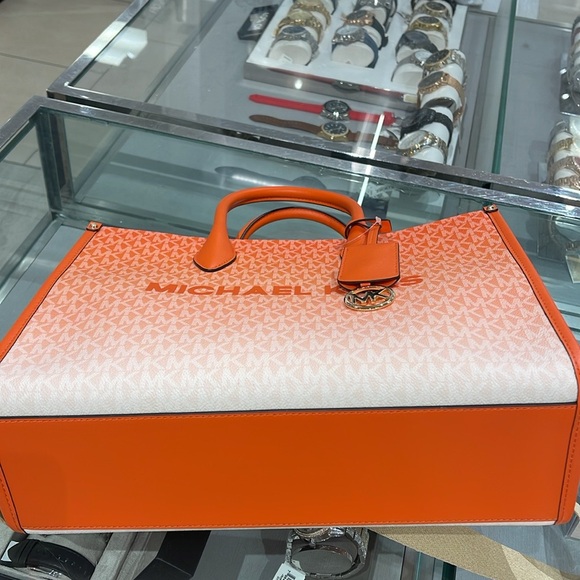 Michael Kors Mirella Medium Ombré Logo Tote Bag
Poppy
NWT - Picture 9 of 16